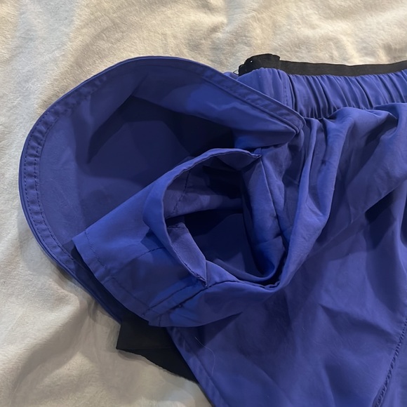 Nike dri fit shorts with hidden pockets and built in spandex - Picture 7 of 7